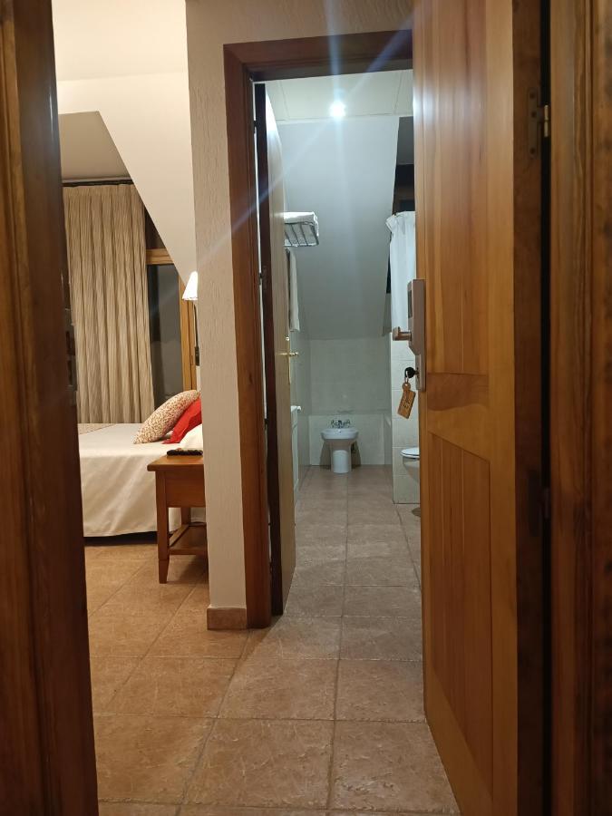 Hostal Decerca Pradena Bilik gambar