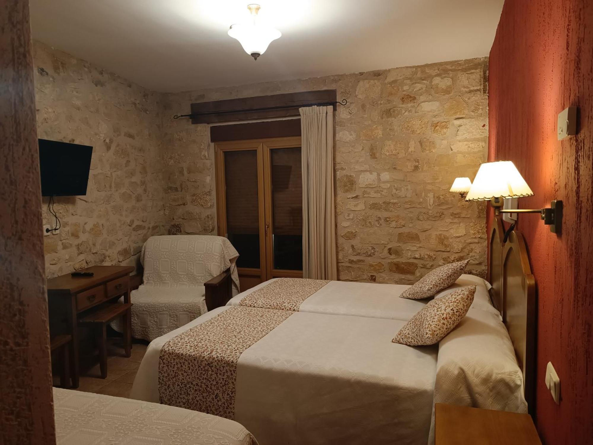Hostal Decerca Pradena Bilik gambar