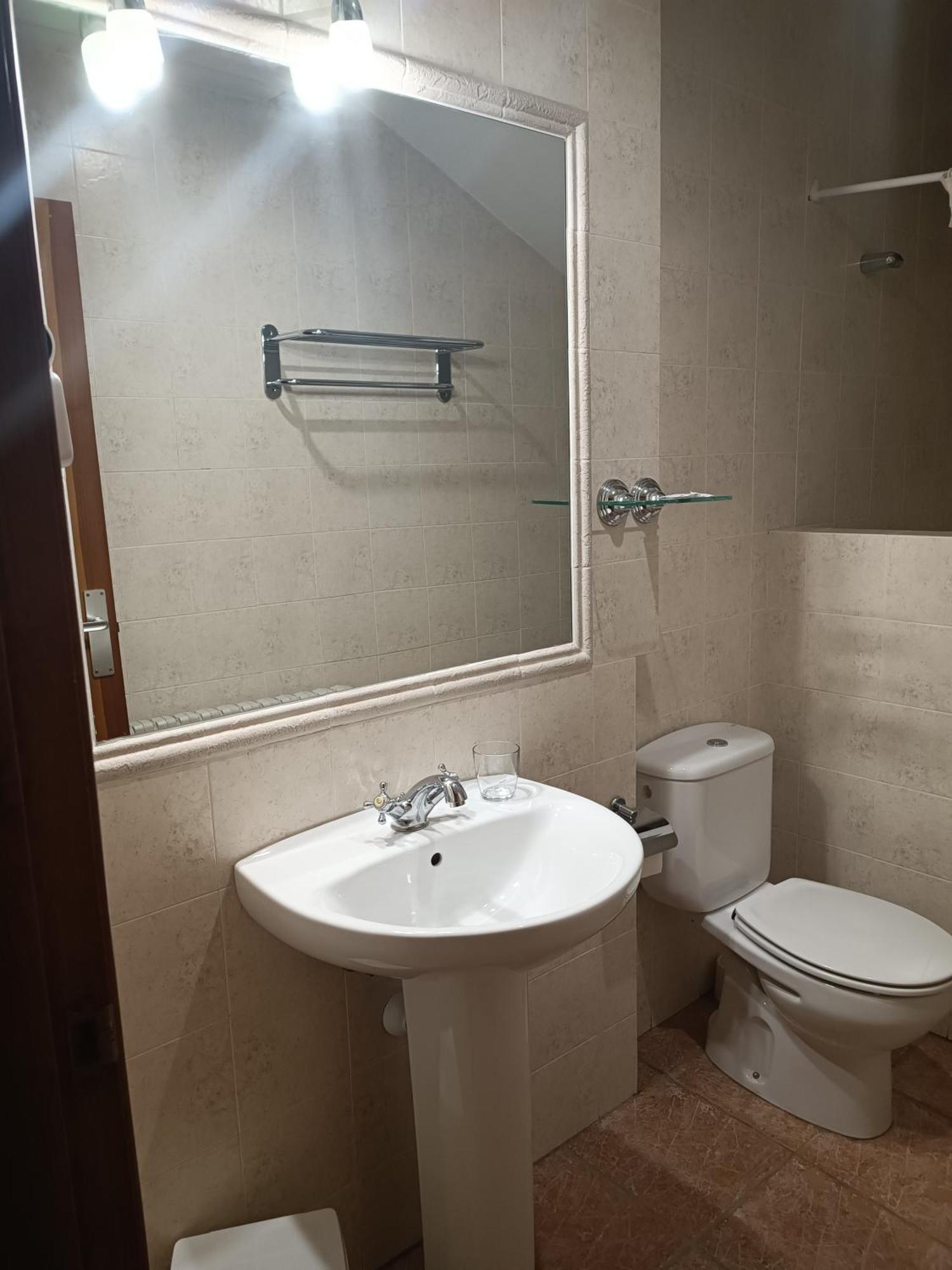 Hostal Decerca Pradena Bilik gambar