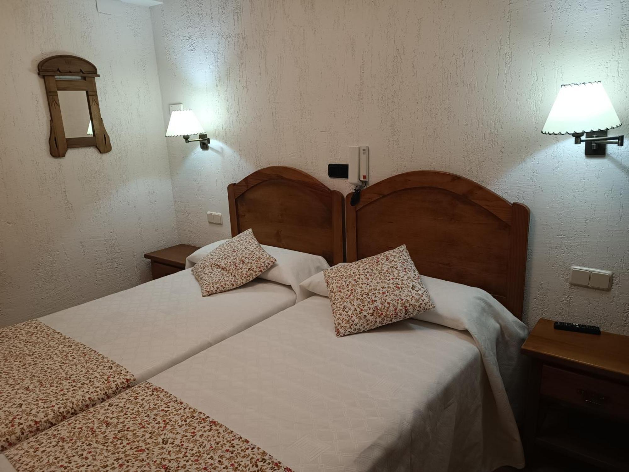 Hostal Decerca Pradena Bilik gambar